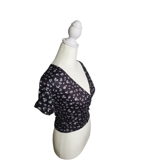 Black Floral V-Neck Stretchy Crop Top With Short Sleeves Small - Picture 3 of 7